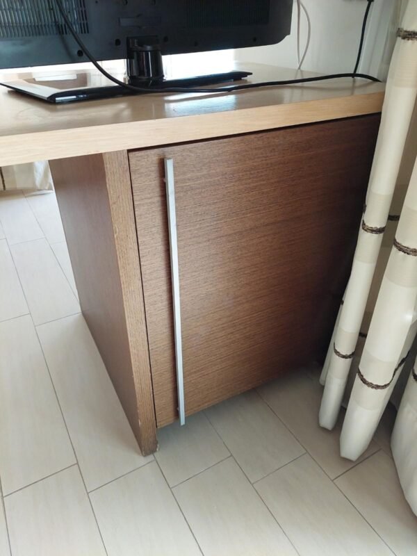 Mesa con mueble minibar - Imagen 3