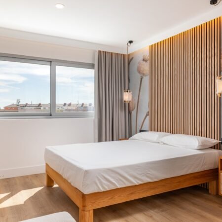 Cama de madera de roble maciza y colchón a estrenar!