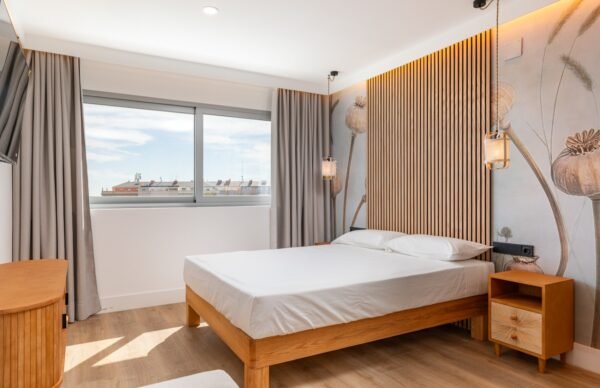 Cama de madera de roble maciza y colchón a estrenar!