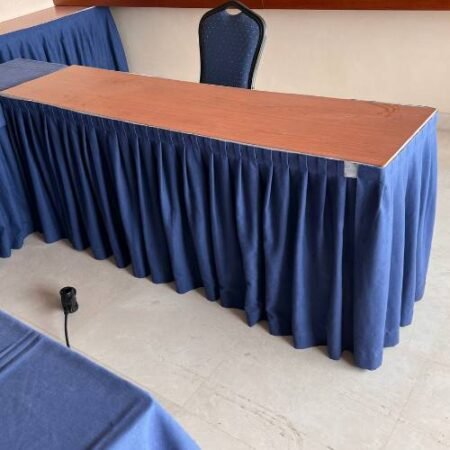 Mesa con Mantel Azul