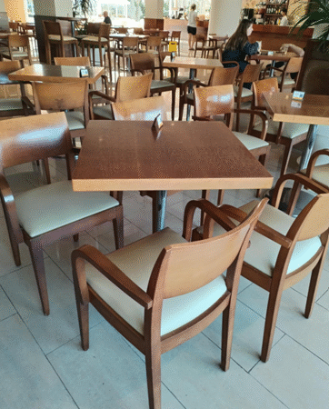 Mesa cuadrada madera pequeña