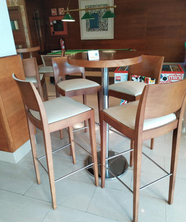 Mesa redonda alta de madera