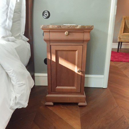 Mesita de noche con tapa de mármol