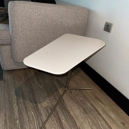 Mesa auxiliar blanca