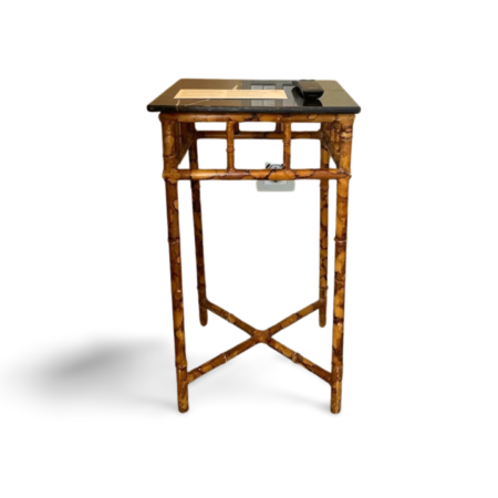 Mesita de noche de madera y mármol negro pulido alta