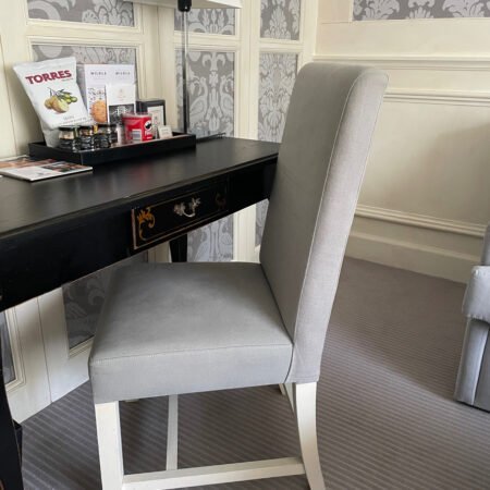 Silla de escritorio de tela blanca tapizada y blanca