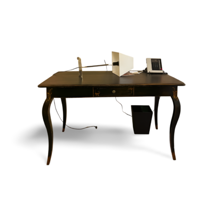 Mesa de escritorio de madera con patas anchas y cajón