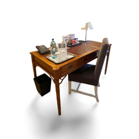 Mesa de escritorio de madera simple con cajones