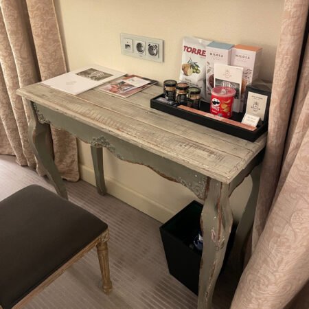 Mesa de escritorio de madera gris