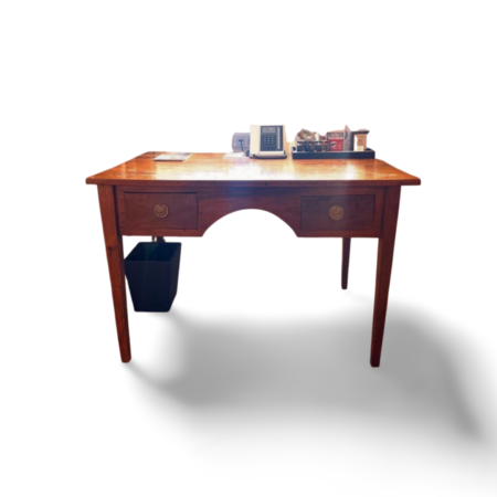 Mesa de escritorio de madera rústica y cajones laterales