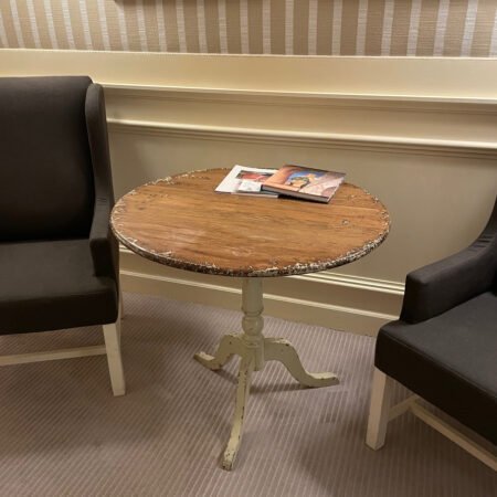 Mesa redonda para salón de madera y blanca