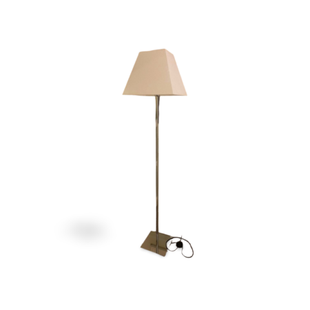 Lámpara de salón alta con pantalla simple