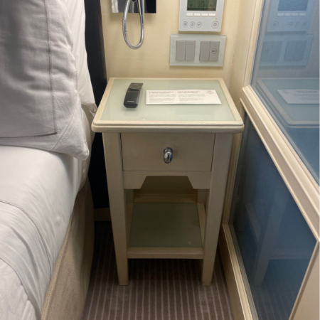 Mesita de noche gris con cajón y estante